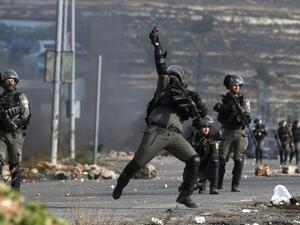 Israeli border guards clash with Palestinians protestors on Jan. 12, 2018 north of Ramallah in the Israeli-occupied West Bank (ABBAS MOMANI / AFP)