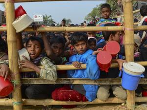 Rohingya Muslim refugees wait for food aid at Thankhali refugee camp in Bangladesh's Ukhia district on Jan. 12, 2018 (MUNIR UZ ZAMAN / AFP)