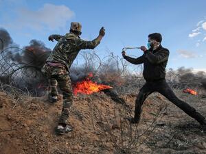 Palestinian demonstrators clash with Israeli forces near the Israel-Gaza border east of the southern Gaza Strip city of Khan Yunis on Jan. 26, 2018 (SAID KHATIB / AFP)