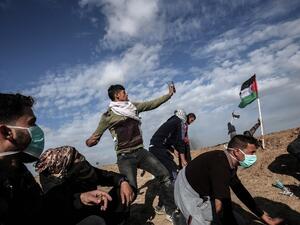Palestinian demonstrators clash with Israeli forces near the Israel-Gaza border east of the southern Gaza Strip city of Khan Yunis on Jan. 26, 2018 (SAID KHATIB / AFP)