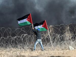 Palestinian demonstrators clash with Israeli forces near the Israel-Gaza border east of the southern Gaza Strip city of Khan Yunis on Jan. 26, 2018 (SAID KHATIB / AFP)