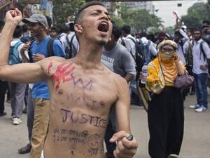 Bangladesh students attacked during Dhaka protest (Twitter)