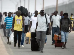 African migrants carry their belongings at a detention center in Israel's Negev desert (AFP/File Photo)
