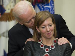 جو بايدن وستيفاني كارتر
