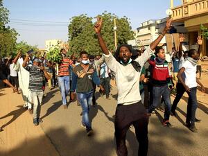  عشرة آلاف مواطن تجمعوا السبت أمام مقرّ القيادة العامة للجيش