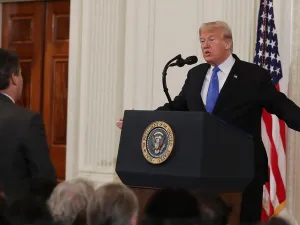 والثلاثاء الماضي، أعلنت "CNN"، رفع دعوى قضائية ضد ترمب والبيت الأبيض، على خلفية سحب تراخيص "أكوستا".

