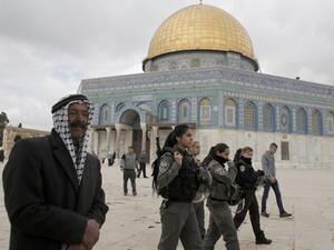 قوات الاحتلال تدنس المسجد الاقصى 