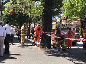  قنصلية الولايات المتحدة لدى ملبورن أيضا إلى أنها تلقت طردا "مشبوها"