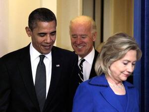 بايدن يتوسط هيلاري واوباما 