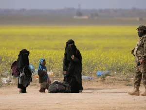 استأنفت قوات سوريا الديمقراطية هجومها على داعش ليلة الأحد