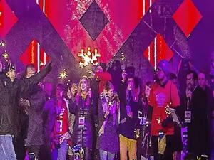 بعد تنفيذه العملية لم يحاول المهاجم الفرار من موقع الجريمة بل بقي على المنصة رافعا يديه.

