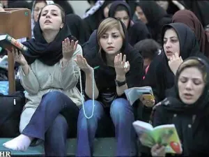 ينتظر الإيرانيون من كل عام حلول فصل الربيع والاحتفال بعيد النوروز