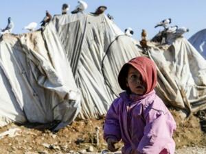 يعاني مخيم الركبان حيث يعيش نحو 50 ألف نازح سوري من ظروف إنسانية صعبة