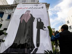 صورة لـ ابن سلمان وبجانبه منشار على باب نقابة الصحفيين في تونس 