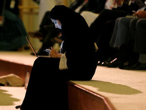  السلطات اعتقلت أيضاً شخصين آخرين بزعم التحقيق معهما على خلفية مطالبتهما عام 2009 برفع حظر السفر عن المحامي العبدلي".
