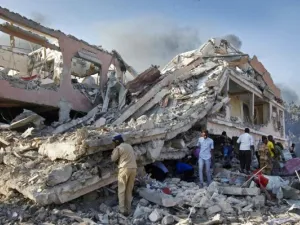 سيارات ملغومة أسفرت عن مقتل 26 شخصا وإصابة قرابة 40 في العاصمة مقديشو عام 2017.