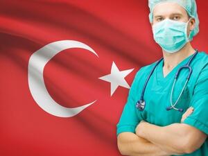 ذكرت وسائل الإعلام التركية أن السيدتين نجتا من الموت وأصيبتا بجروح طفيفة.

