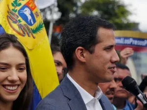 وأما الرئيس الكولومبي إيفان دوكي، فدعا أعضاء "مجموعة ليما" إلى التضييق على مادورو بشكل "أقوى وأكثر فعالية".

