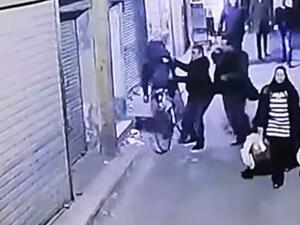 يبدو الانتحاري في الفيديو وهو يقود دراجة هوائية في شارع ضيق ومزدحم