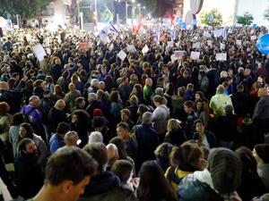 Approximately 25,000 people met in Rothschild Boulevard to protest Netanyahu with placards that say "No to Corruption," "Not leftist, not rightist, we are honest," "Get out Netanyahu" (AFP)