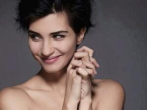 التركية توبا تثير جدلا بتعريها على غلاف احدى المجلات