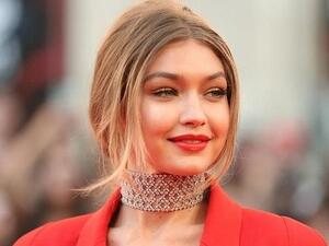 جيجي وهي لابسة.. حذائها