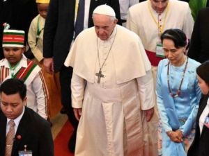 Pope Francis with Aung San Suu Kyi (AFP)