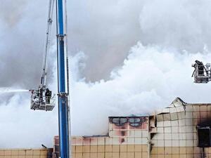 Firefighters at the burning shopping center in Kemerovo, Russia (AFP/File Photo)
