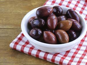 زيتون الكالاماتا هو أحد أنواع الزيتون الأسود  (shutterstock.com)
