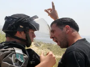 قوات الاحتلال تعتقل ثمانية فلسطينيين في أنحاء مختلفة من الضفة الغربية
