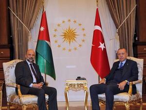 Turkish President Recep Tayyip Erdogan and Prime Minister Omar Razzaz meet in Ankara. (Petra photo)