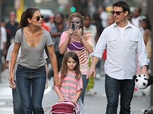 توم كروز وكايتي هولمز وابنتهما سوري