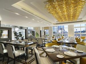 يدعو الفندق ضيوفه الأعزاء لتجربة مجموعة واسعة من المأكولات العالمية والشرق أوسطية أبرزها المشاوي العربية والخروف المحشي.