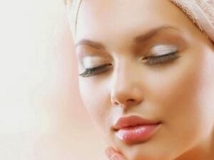 لتفتيح البشرة نصح خبراء الجمال بإضافة عصير الليمون وماء الورد إلى الغليسرين