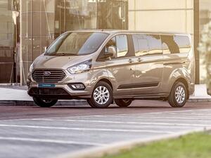 Ford reveals new Tourneo Custom people mover with bold exterior styling and completely new Premium specification level.