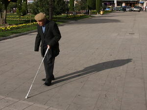 شاب يسخر من كفيف