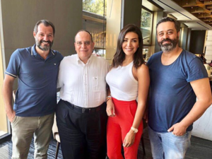 صورة تجمع كلا من المخرج سامر برقاوي والمنتج صادق الصبّاح والنجمين عادل كرم وأمل بشوشة بعد توقيع عقد مسلسل "راصّور" 