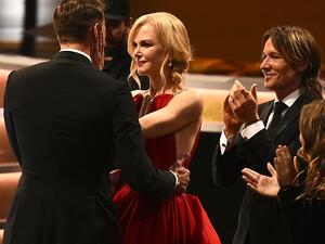 نيكول كيدمان تطبع قبلة على شفاه كيث أوربان