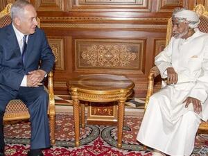 Israeli Prime Minister Benjamin Netanyahu on October 26, 2018 shows him (L) meeting with Oman's Sultan Qaboos in the Omani capital Muscat. (AFP/File)