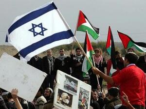 Israeli activist waves Israeli flag as Israeli Arabs wave Palestinian flag (AFP/File Photo)