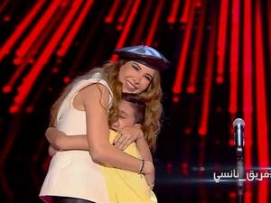 يائيل القاسم يحتضن نانسي عجرم في مرحلة الصوت وبس