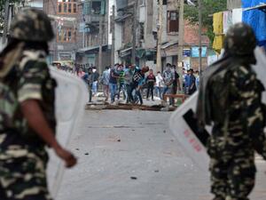 Kashmiri people clash with Indian troops (AFP/File Photo)	
