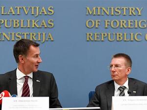 Latvia's Foreign Minister Edgars Rinkevics (R) and his British counterpart Jeremy Hunt give a press conference after their meeting in Riga, Latvia on August 15, 2018. (AFP photo)