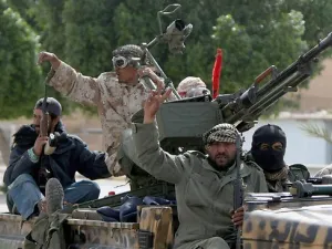  10 قتلى و15 جريحاً في اشتباكات مسلحة بالعاصمة الليبيه طرابلس