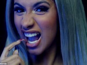 كاردي بي عارية 