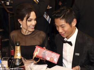 أنجلينا حولي وابنها بالتبني باكس