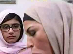 الصورة: بنت شافت صاحبتها تأكل اكلة تحبها.. وما عزمتها