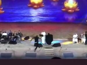 صعدت الى المسرح و