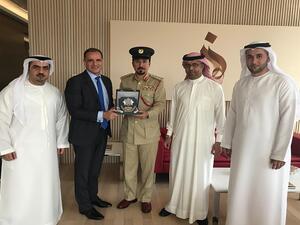 جون إيسوفيديس، الرئيس التنفيذي لنور بنك، يستلم الجائزة من العقيد ماجد السويدي من شرطة دبي 