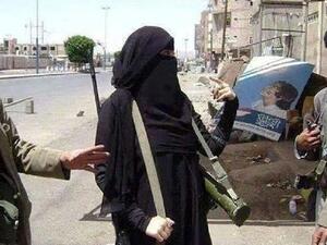 الصورة لسيدة يمنية تحمل صاروخ تو..